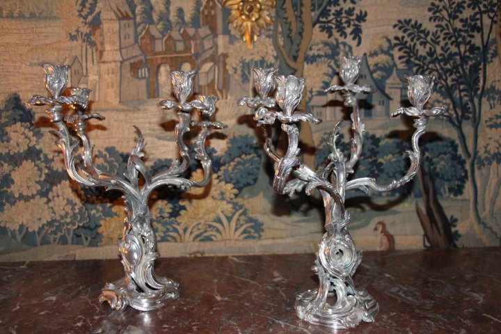 Importante paire de candélabres en bronze argenté, de style rocaille, vers 1840, XIXe siècle.-photo-4
