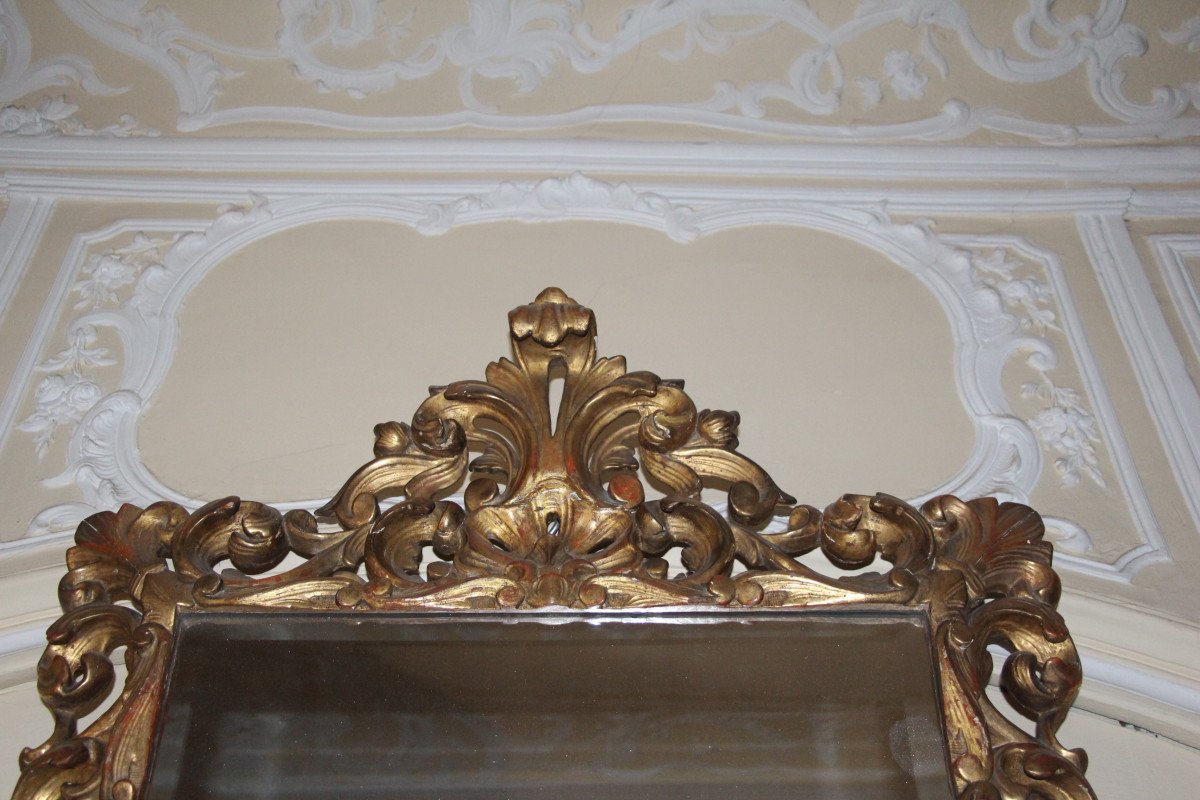 Important miroir en bois doré richement sculpté, Italie du nord, début du XIXe siècle.-photo-1