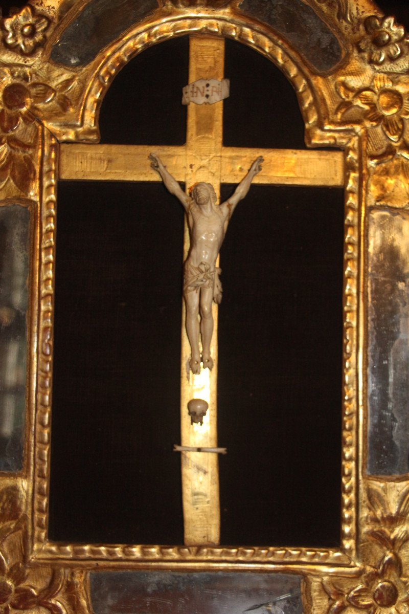 Crucifix en ivoire sculpté dans son cadre à parecloses, époque de la Régence, début XVIIIe-photo-3