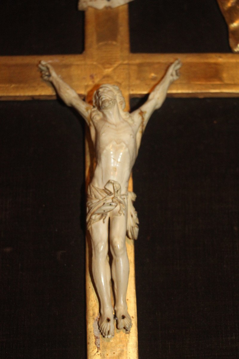 Crucifix en ivoire sculpté dans son cadre à parecloses, époque de la Régence, début XVIIIe-photo-4