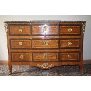 Commode transition, des époques Louis XV et Louis XVI, en marqueterie, XVIIIe siècle.