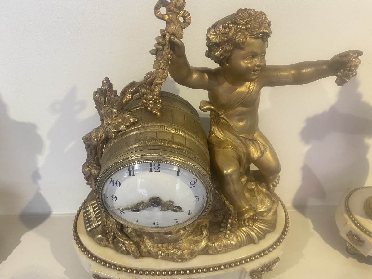 Garniture de cheminée en bronze doré et marbre blanc représentant bacchus enfant -photo-1