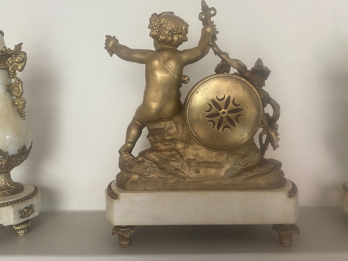 Garniture de cheminée en bronze doré et marbre blanc représentant bacchus enfant -photo-2