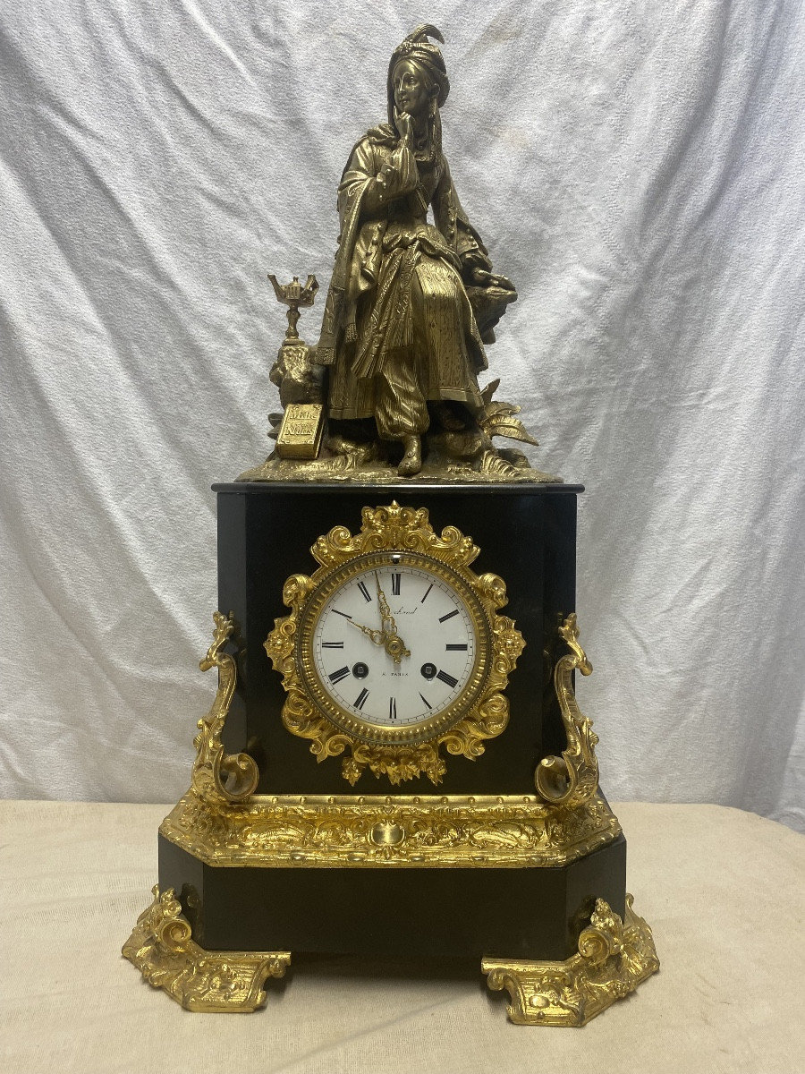 Pendule en bronze représentant Sheherazade