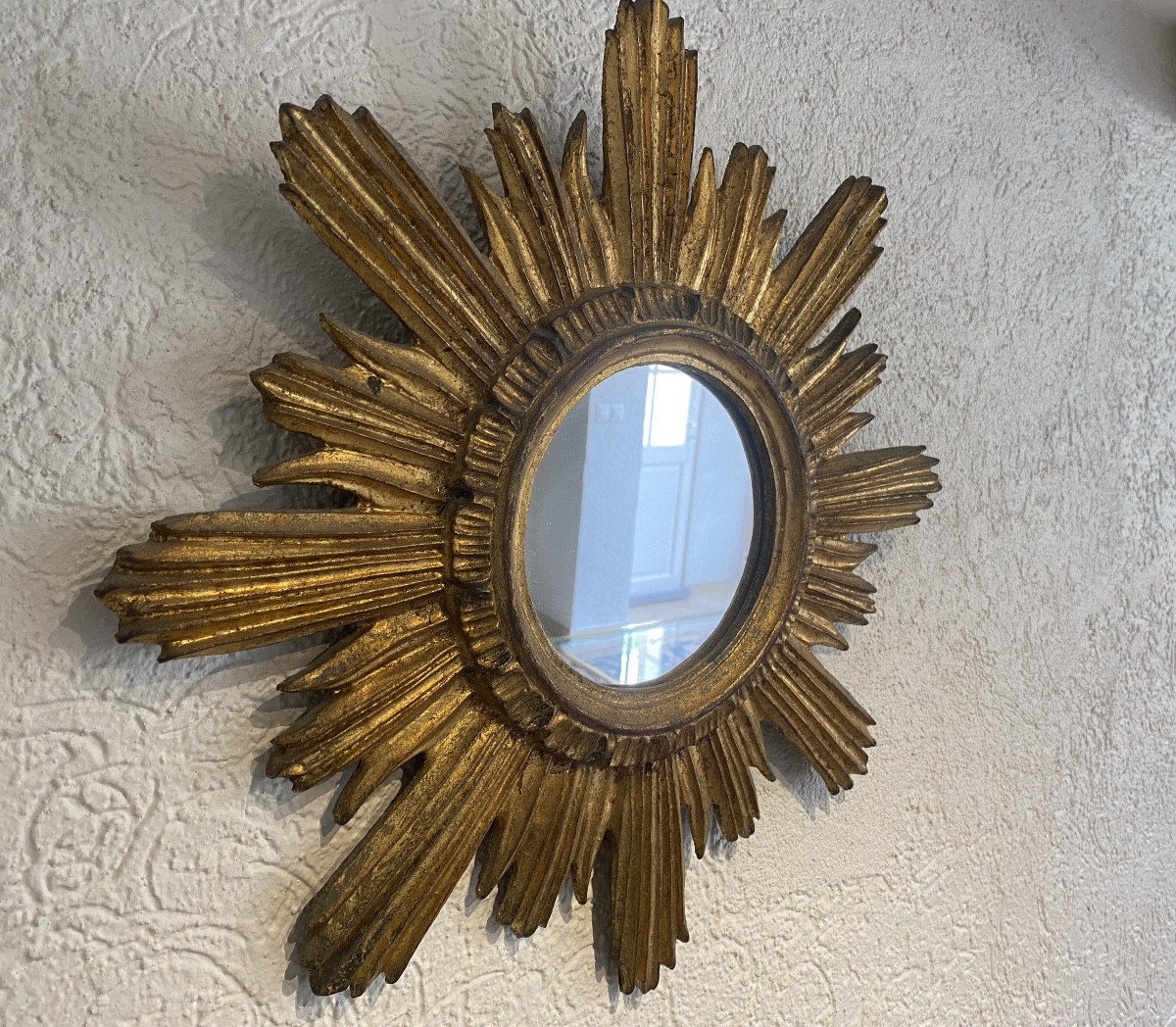 Un miroir soleil en bois doré -photo-2