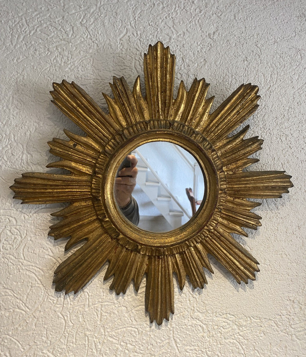 Un miroir soleil en bois doré 