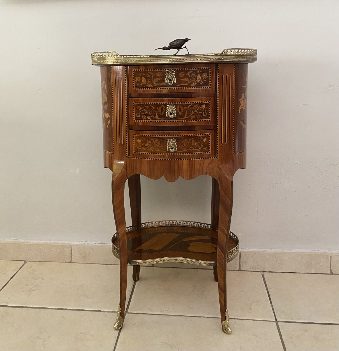 Table de salon ou chiffonnière en marqueterie 
