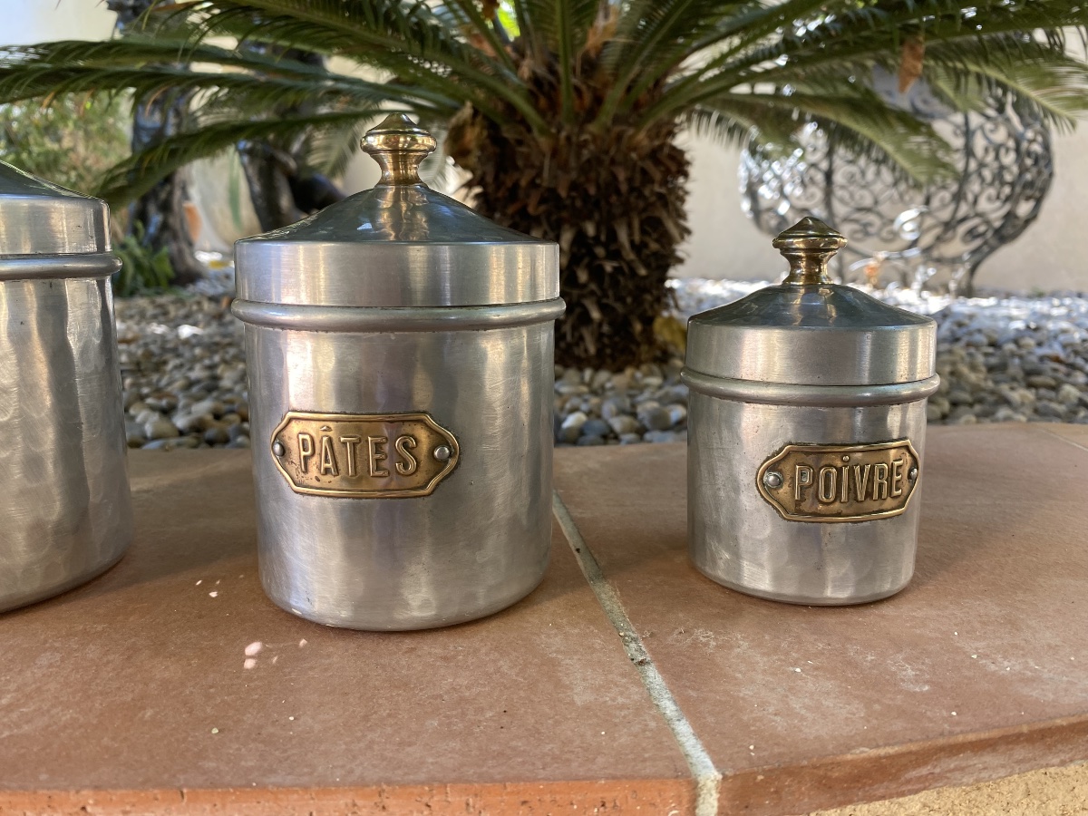 Une série de pots de cheminée en fer blanc martelé et bronze -photo-3