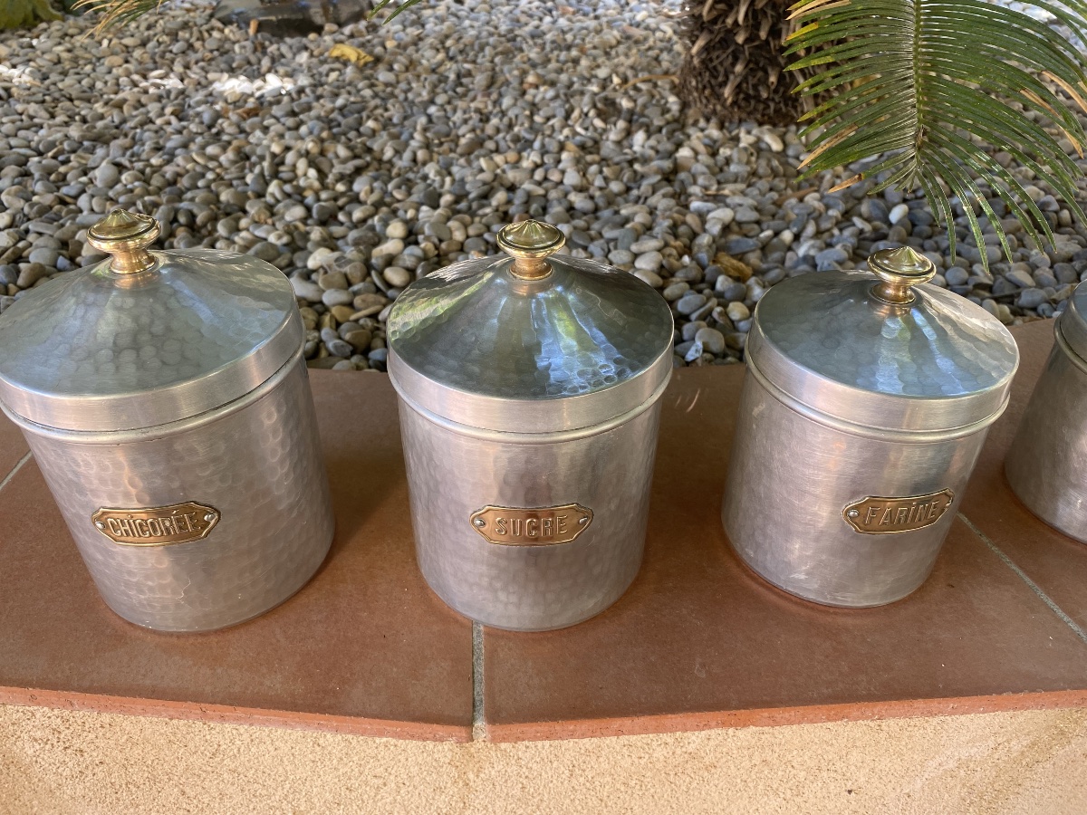 Une série de pots de cheminée en fer blanc martelé et bronze -photo-4