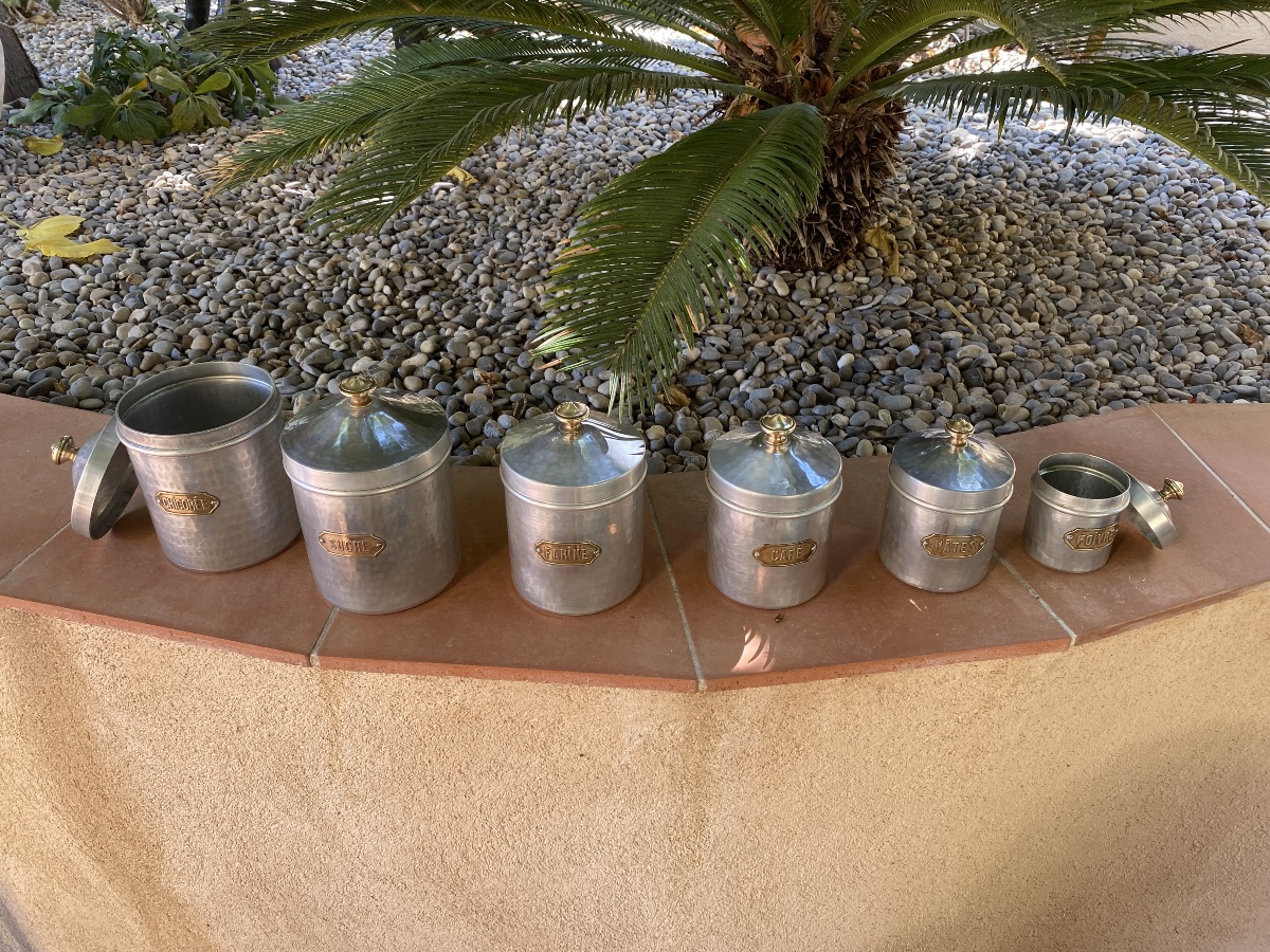 Une série de pots de cheminée en fer blanc martelé et bronze -photo-1