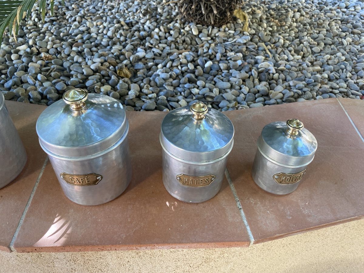 Une série de pots de cheminée en fer blanc martelé et bronze -photo-2