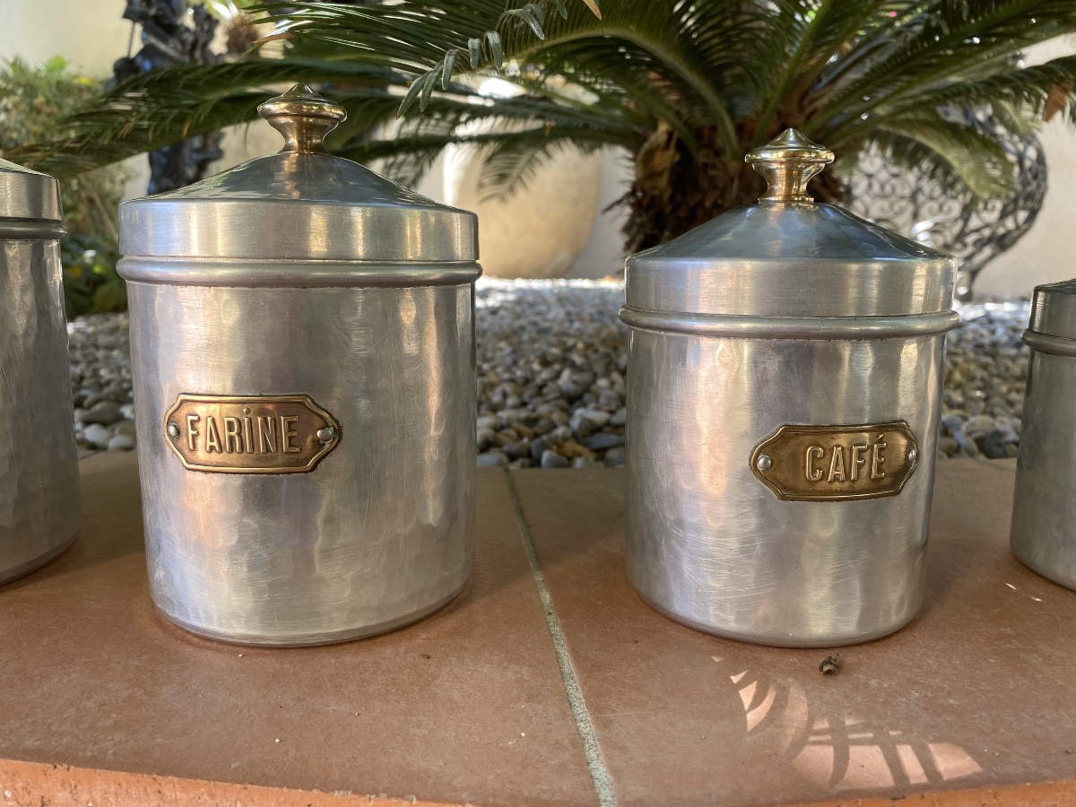 Une série de pots de cheminée en fer blanc martelé et bronze -photo-3