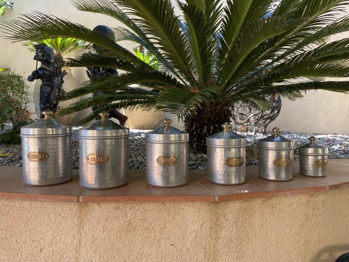 Une série de pots de cheminée en fer blanc martelé et bronze 