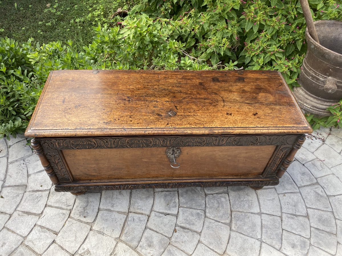 Small 17th-century Provençal Wedding Chest Made Of Walnut -photo-2
