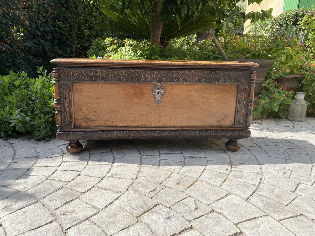Small 17th-century Provençal Wedding Chest Made Of Walnut -photo-4