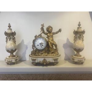 Garniture de cheminée en bronze doré et marbre blanc représentant bacchus enfant 
