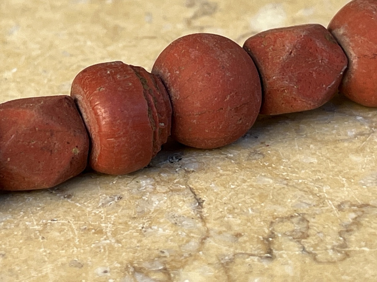 Collier de pate de verre rouge de fouille ethnie Lisu Birmanie -photo-4