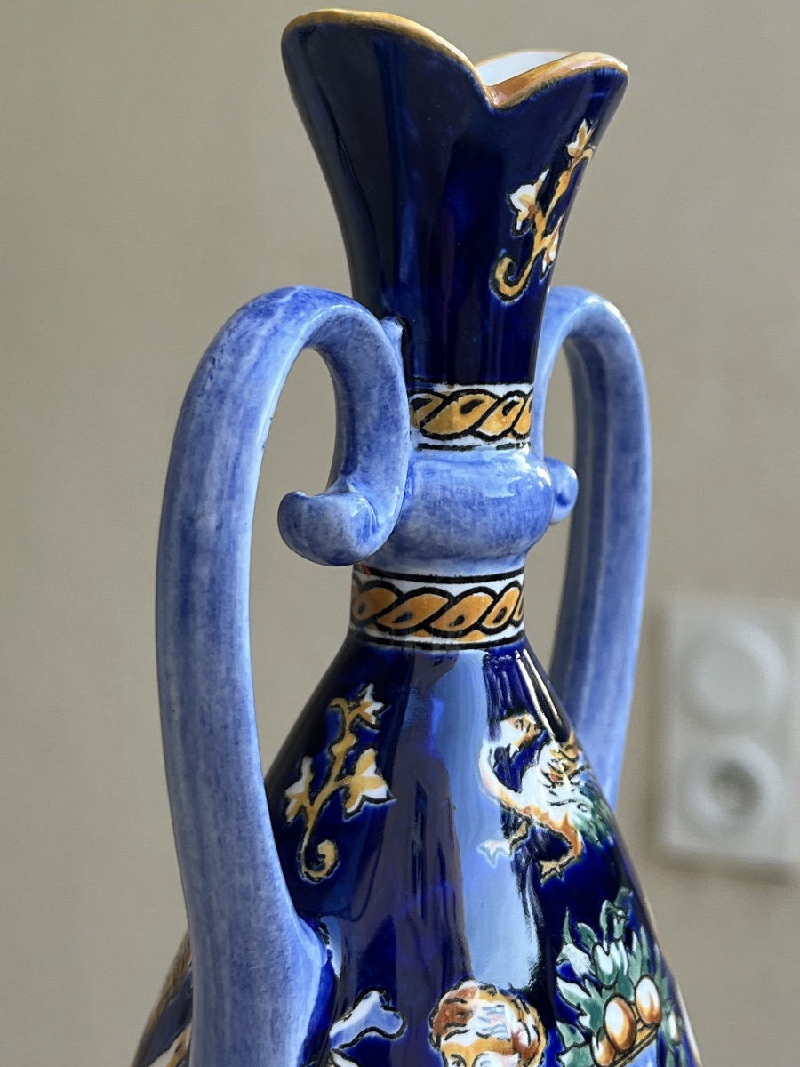 Vase bleu à décor chérubins et coupe de fruits -photo-2
