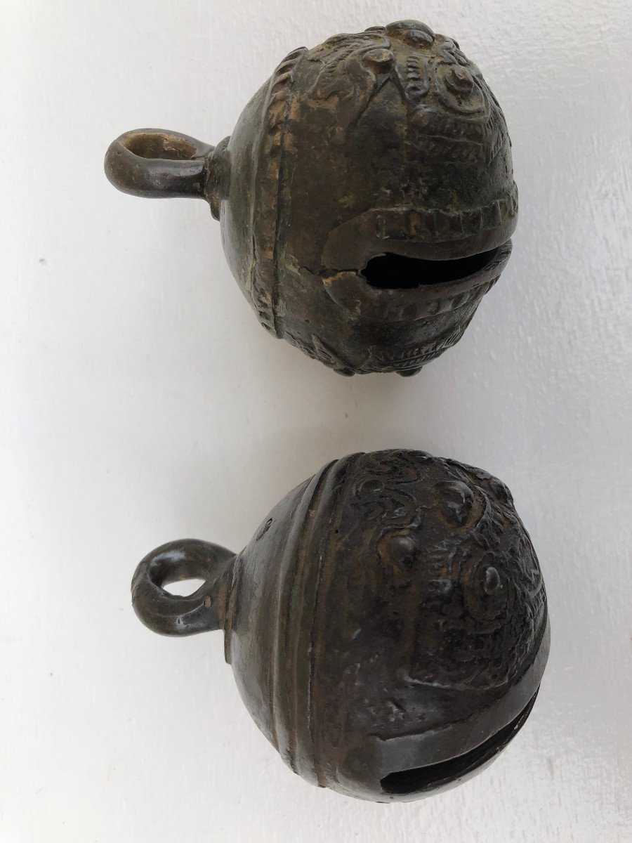 Rare Paire De Clocle De Buffle En Bronze decor ogre Bilu, 19 é Siecle , Birmanie .-photo-1