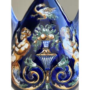 Vase bleu à décor chérubins et coupe de fruits