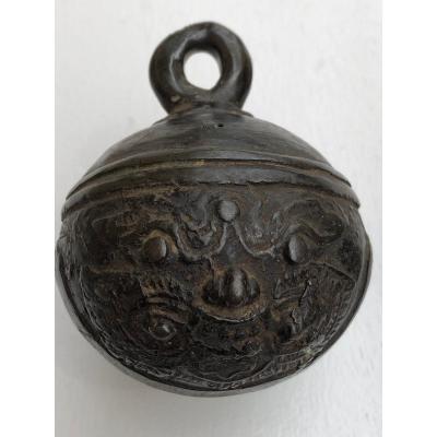 Rare Paire De Clocle De Buffle En Bronze decor ogre Bilu, 19 é Siecle , Birmanie .