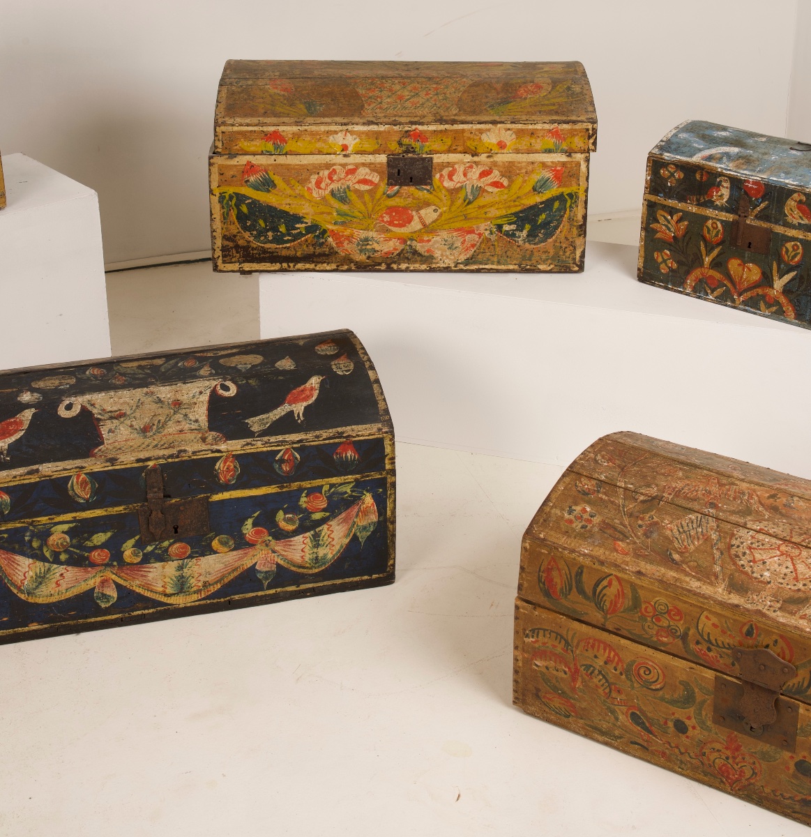 Ensemble rare de 6 coffres de mariage normand, Art populaire, France, circa 1790-photo-5