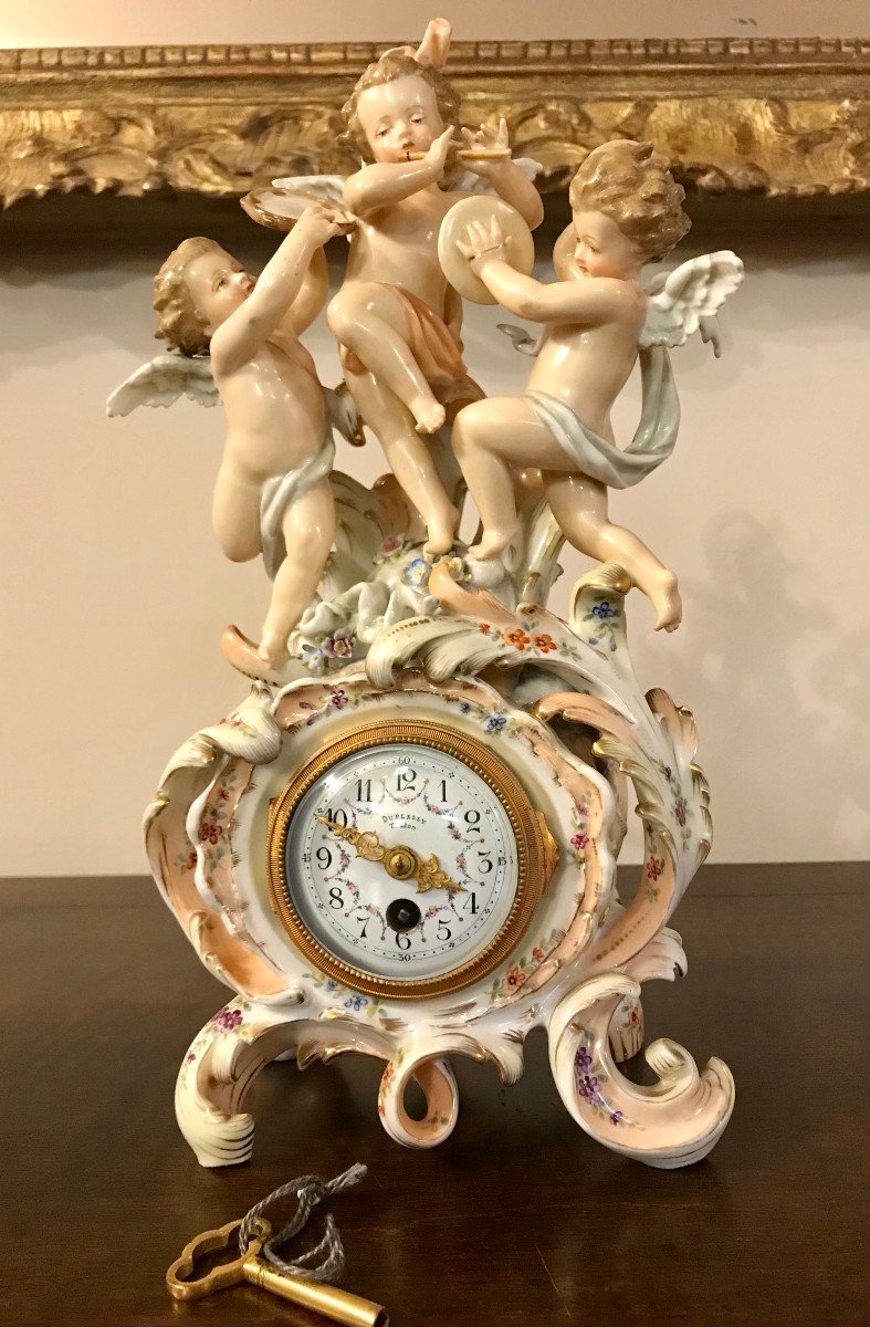 Rare et Belle Pendulette En Porcelaine de  Volkstedt 