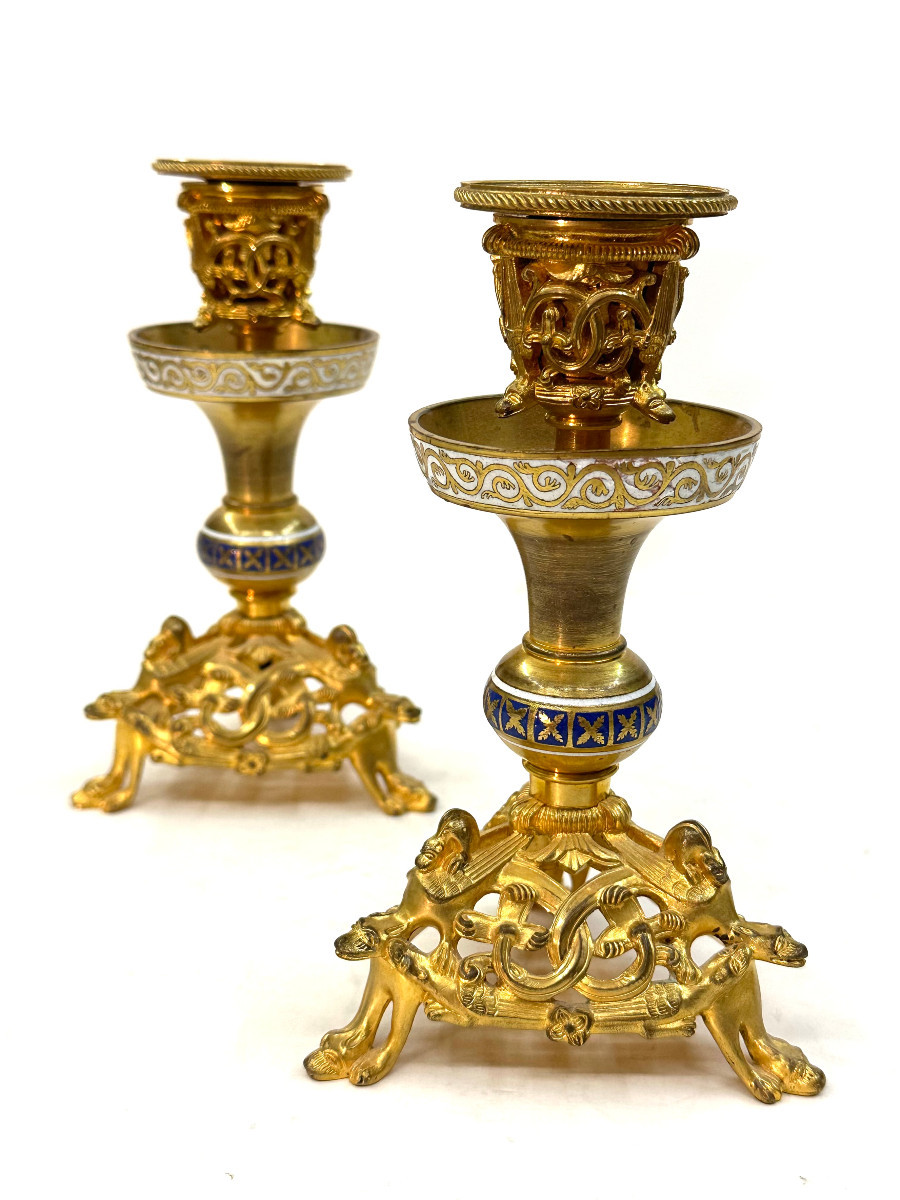 PAIRE DE BOUGEOIRS - BRONZE DORE ET EMAUX CLOISONNES - NEOGOTHIQUE - XIXEME SIECLE