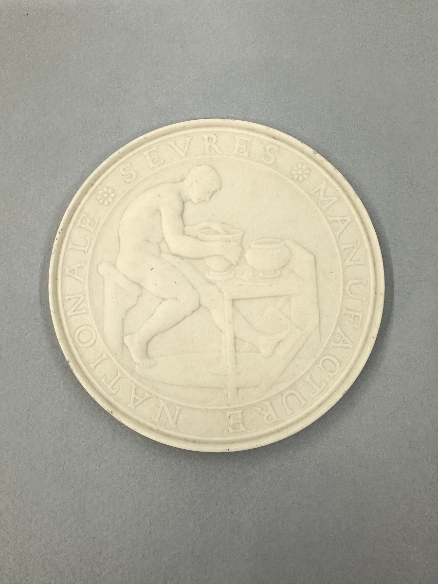 GRANDE MEDAILLE BISCUIT DE PORCELAINE - MANUFACTURE DE SEVRES - FIN XIXeme SIECLE