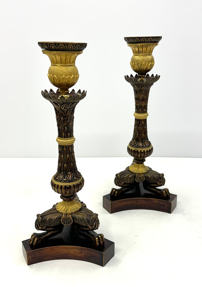PAIRE DE BOUGEOIRS - BRONZE DORE ET PATINE - EPOQUE RESTAURATION