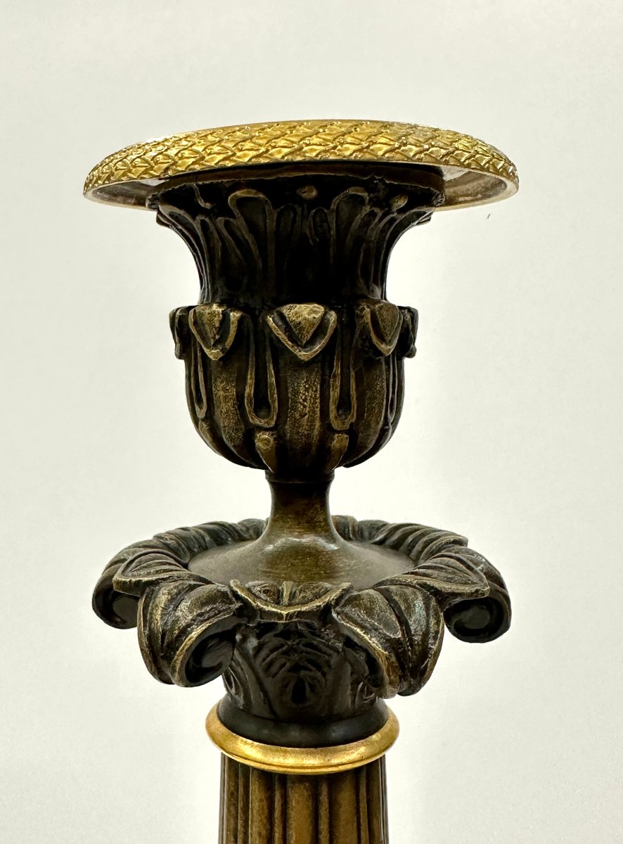 PAIRE DE BOUGEOIRS EN BRONZE DORE ET PATINE - EPOQUE RESTAURATION, VERS 1830-photo-4