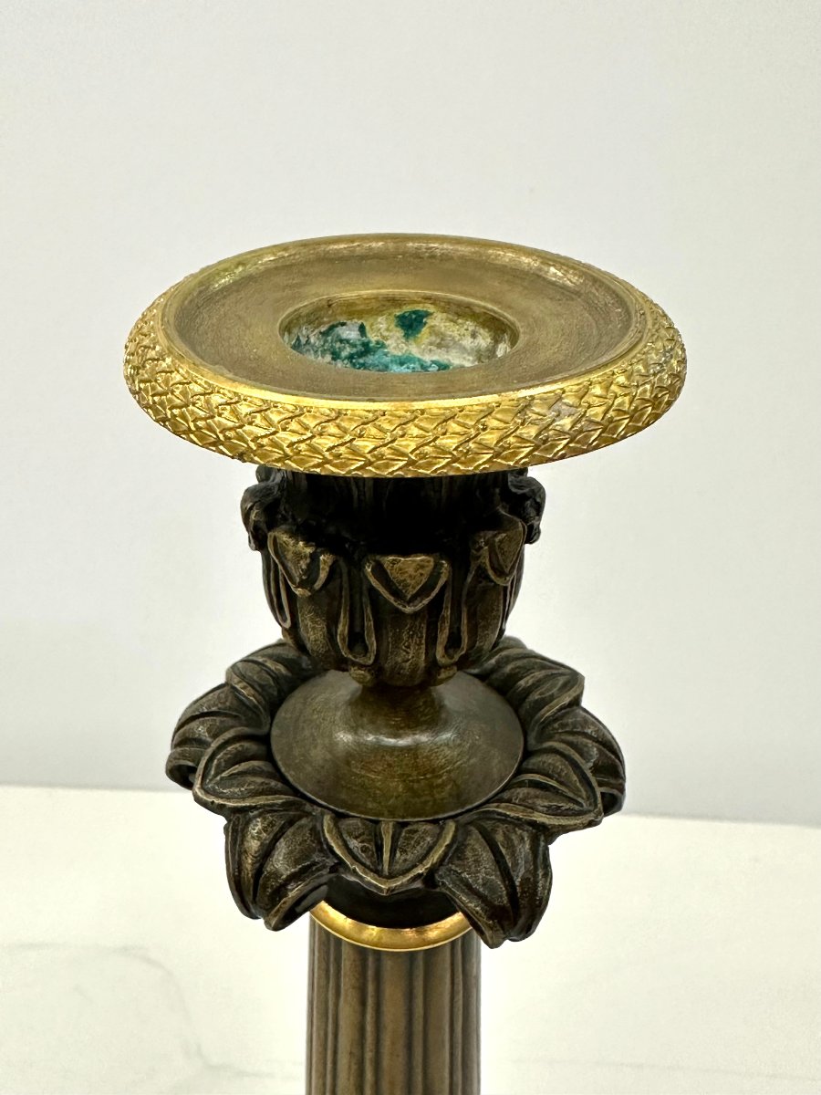 PAIRE DE BOUGEOIRS EN BRONZE DORE ET PATINE - EPOQUE RESTAURATION, VERS 1830-photo-1