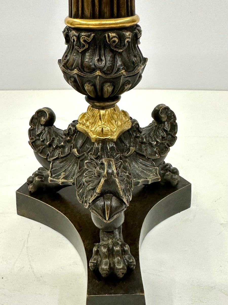 PAIRE DE BOUGEOIRS EN BRONZE DORE ET PATINE - EPOQUE RESTAURATION, VERS 1830-photo-3
