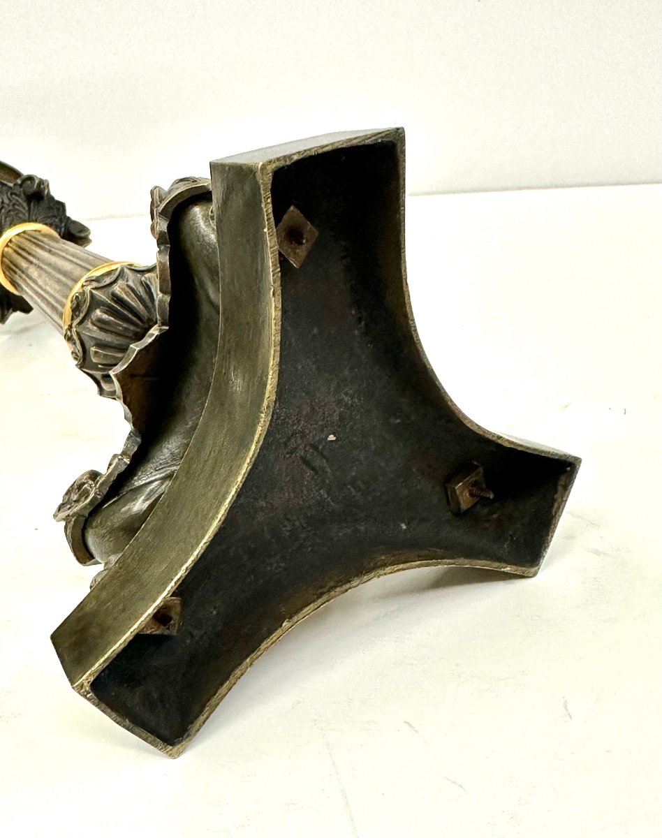 PAIRE DE BOUGEOIRS EN BRONZE DORE ET PATINE - EPOQUE RESTAURATION, VERS 1830-photo-4