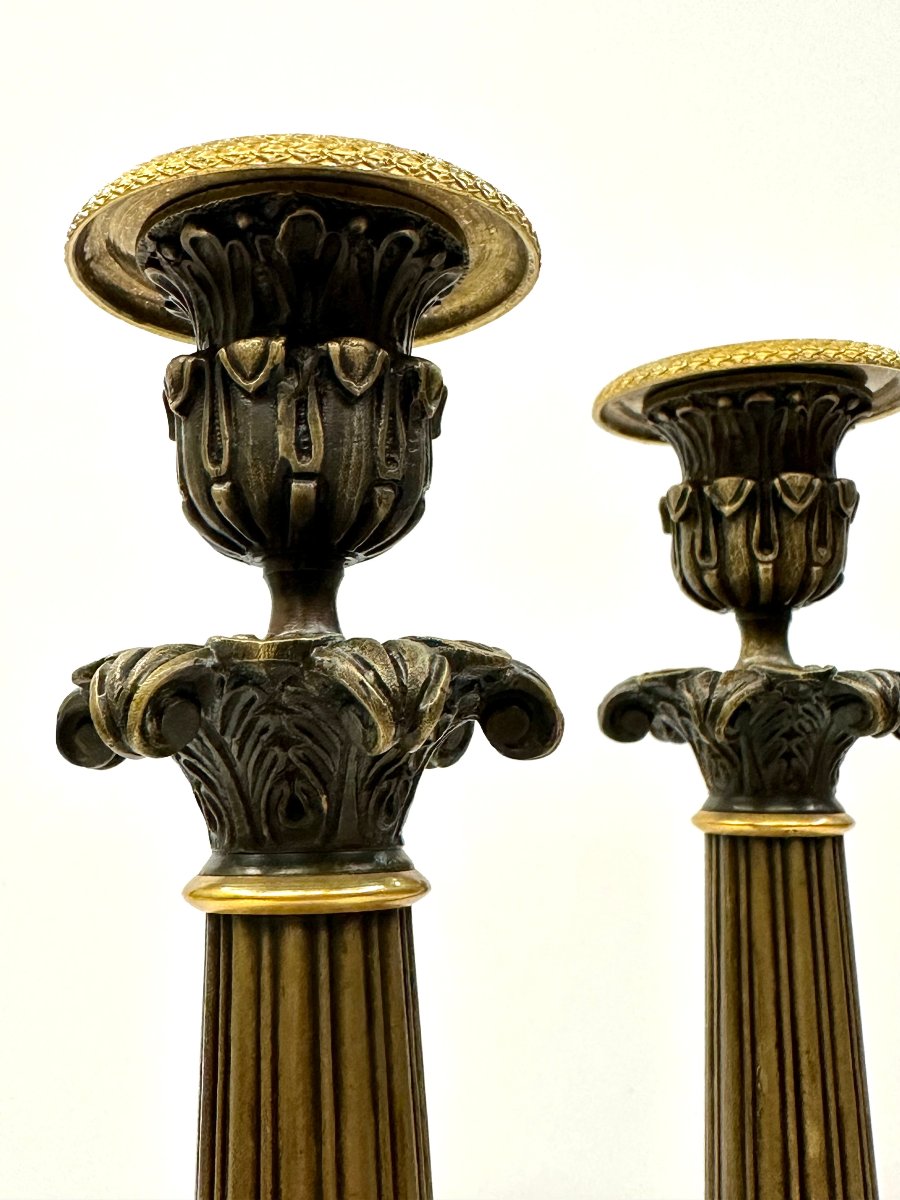 PAIRE DE BOUGEOIRS EN BRONZE DORE ET PATINE - EPOQUE RESTAURATION, VERS 1830-photo-5
