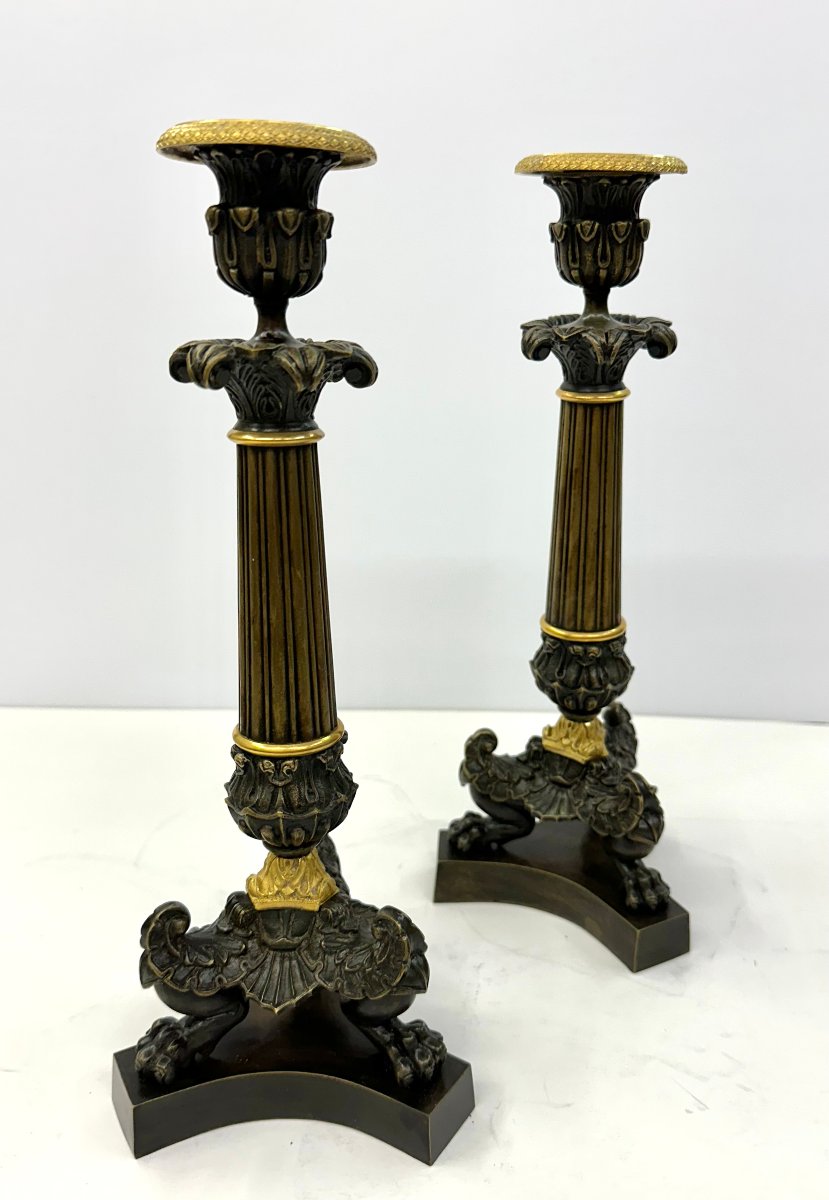 PAIRE DE BOUGEOIRS EN BRONZE DORE ET PATINE - EPOQUE RESTAURATION, VERS 1830