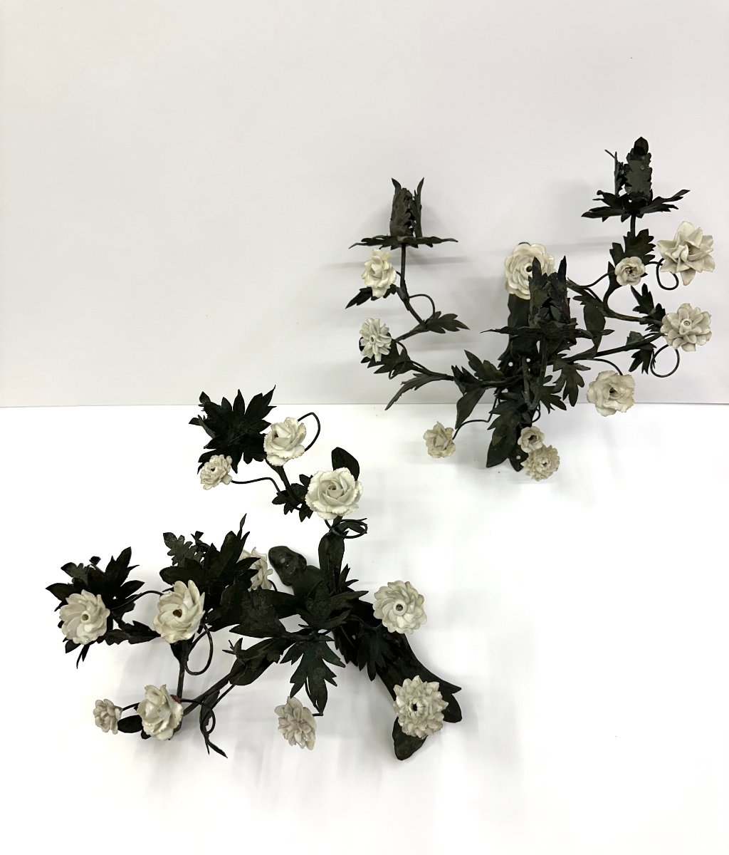 Pair Of Wall Sconces - Lacquered Sheet Metal And Porcelain Flowers - Early 20th Century