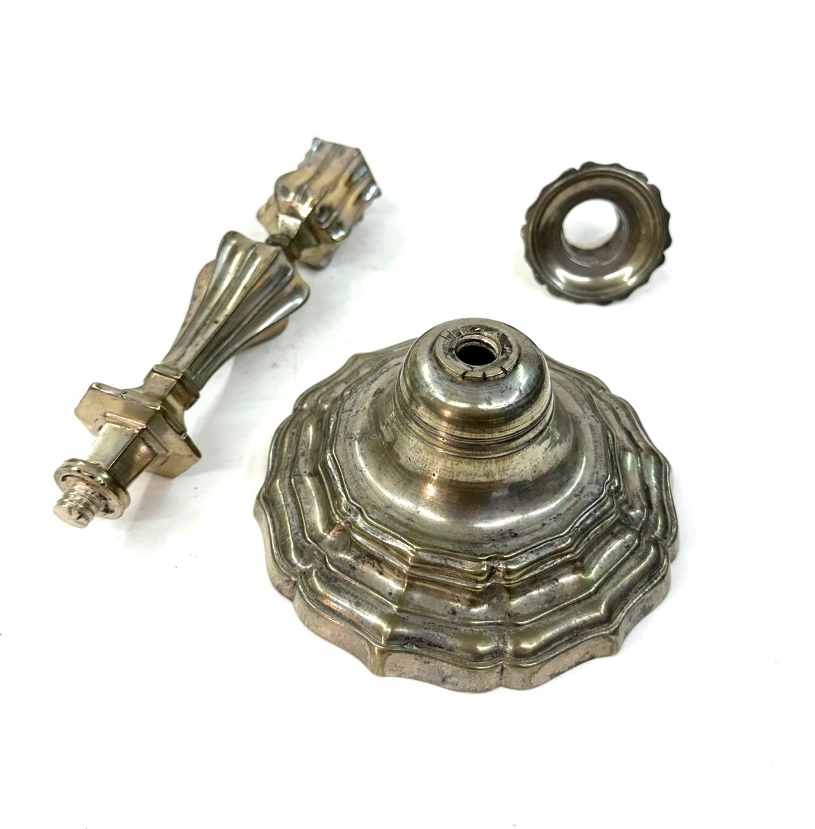 PAIRE DE BOUGEOIRS - BRONZE ARGENTE - EPOQUE REGENCE/LOUIS XV -photo-2