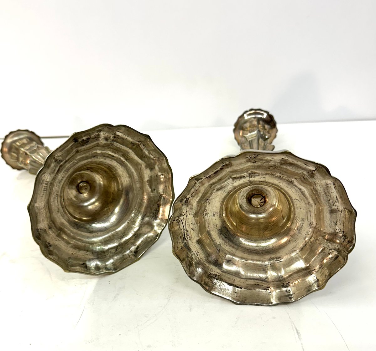 PAIRE DE BOUGEOIRS - BRONZE ARGENTE - EPOQUE REGENCE/LOUIS XV -photo-3