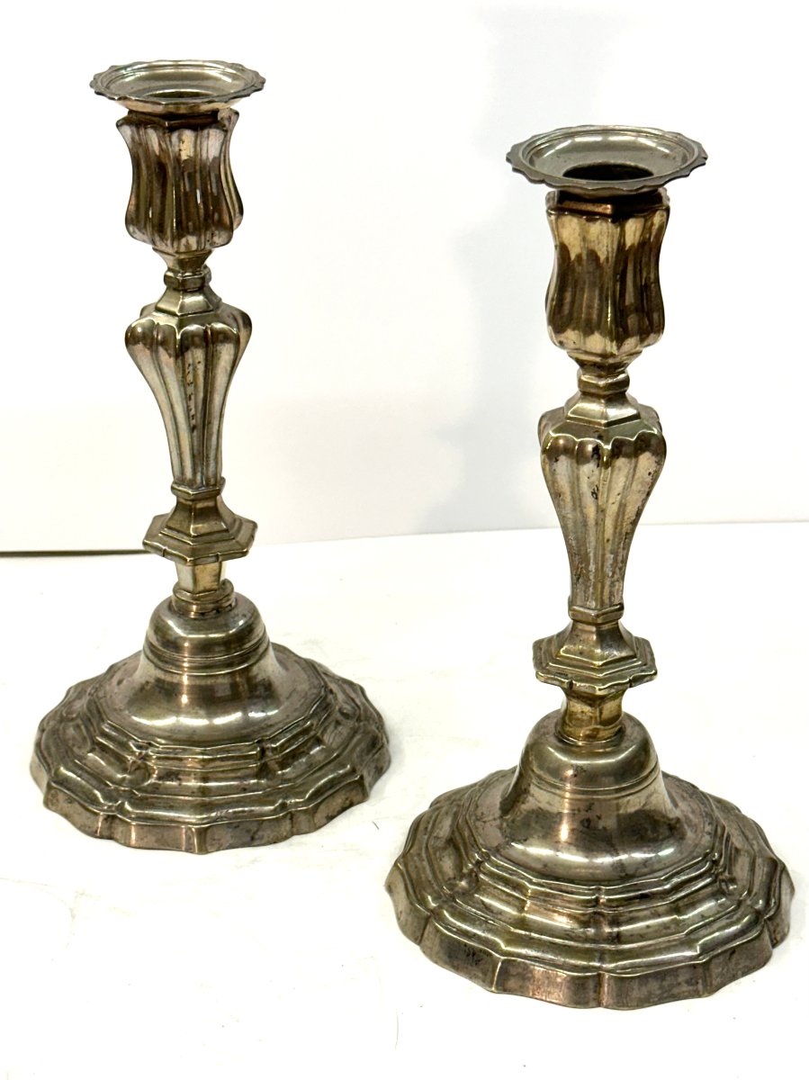 PAIRE DE BOUGEOIRS - BRONZE ARGENTE - EPOQUE REGENCE/LOUIS XV 