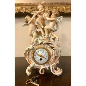 Rare et Belle Pendulette En Porcelaine de  Volkstedt 