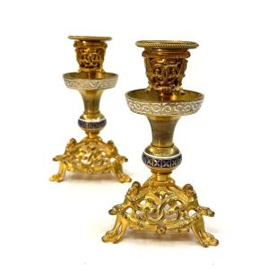 PAIRE DE BOUGEOIRS - BRONZE DORE ET EMAUX CLOISONNES - NEOGOTHIQUE - XIXEME SIECLE