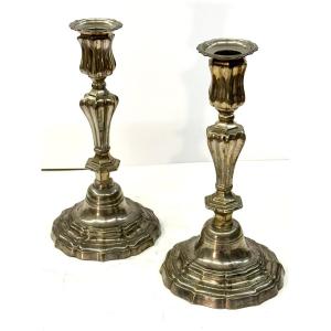 PAIRE DE BOUGEOIRS - BRONZE ARGENTE - EPOQUE REGENCE/LOUIS XV