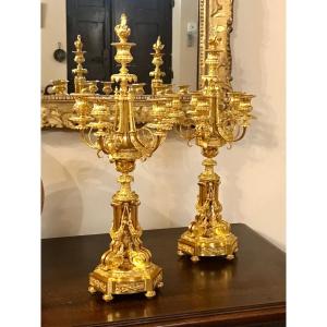 Exceptionnelle Paire de Grands Chandeliers de Style Louis XVI en Bronze Doré