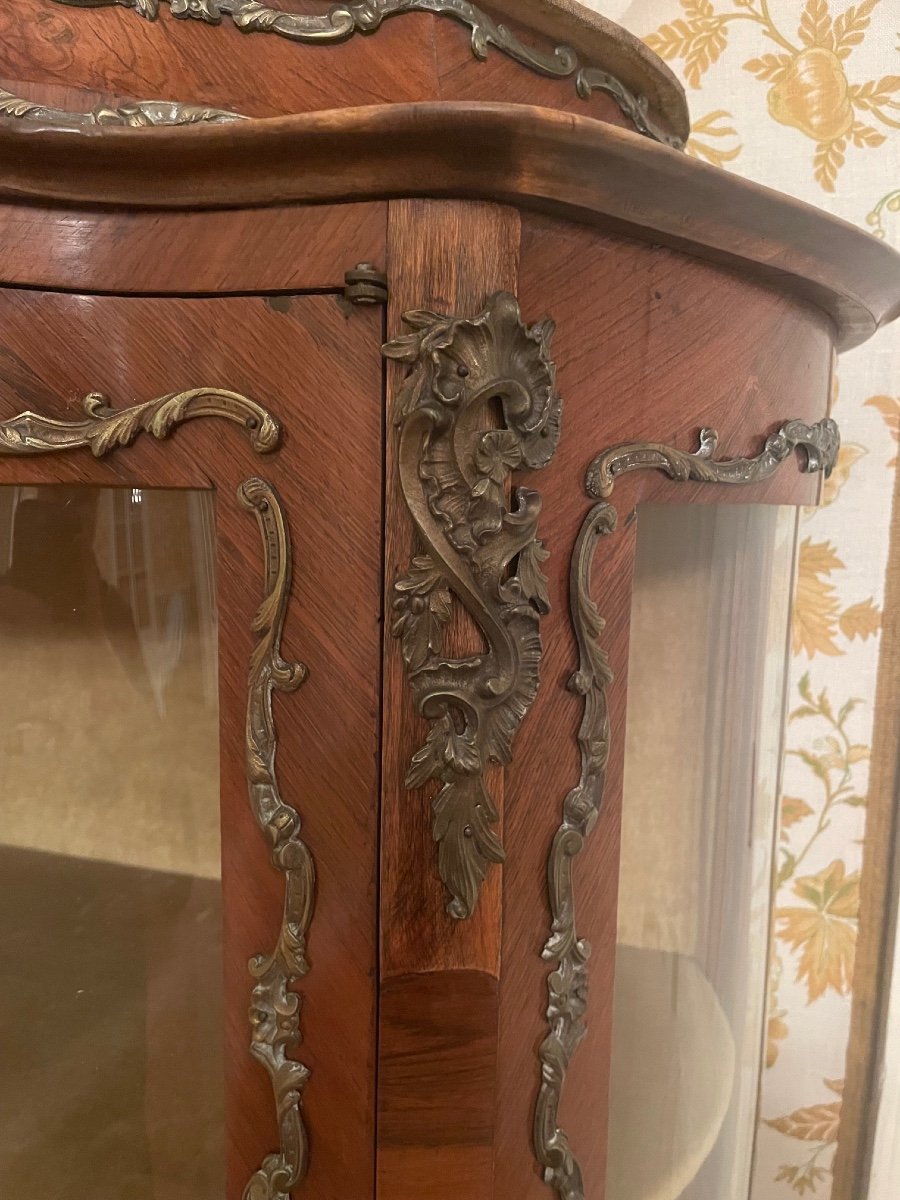 Proantic: Élégante Vitrine Galbée en Marqueterie