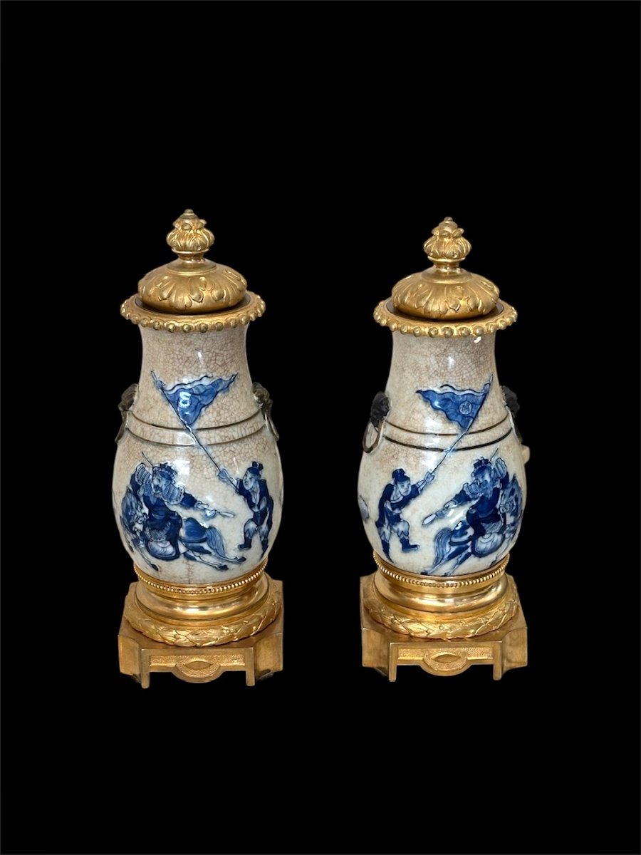 Paire de cassolettes en porcelaine craquelée 