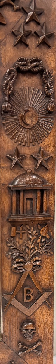 Miroir XIXème en bois de noyer richement sculpté d'attributs maçonniques-photo-2