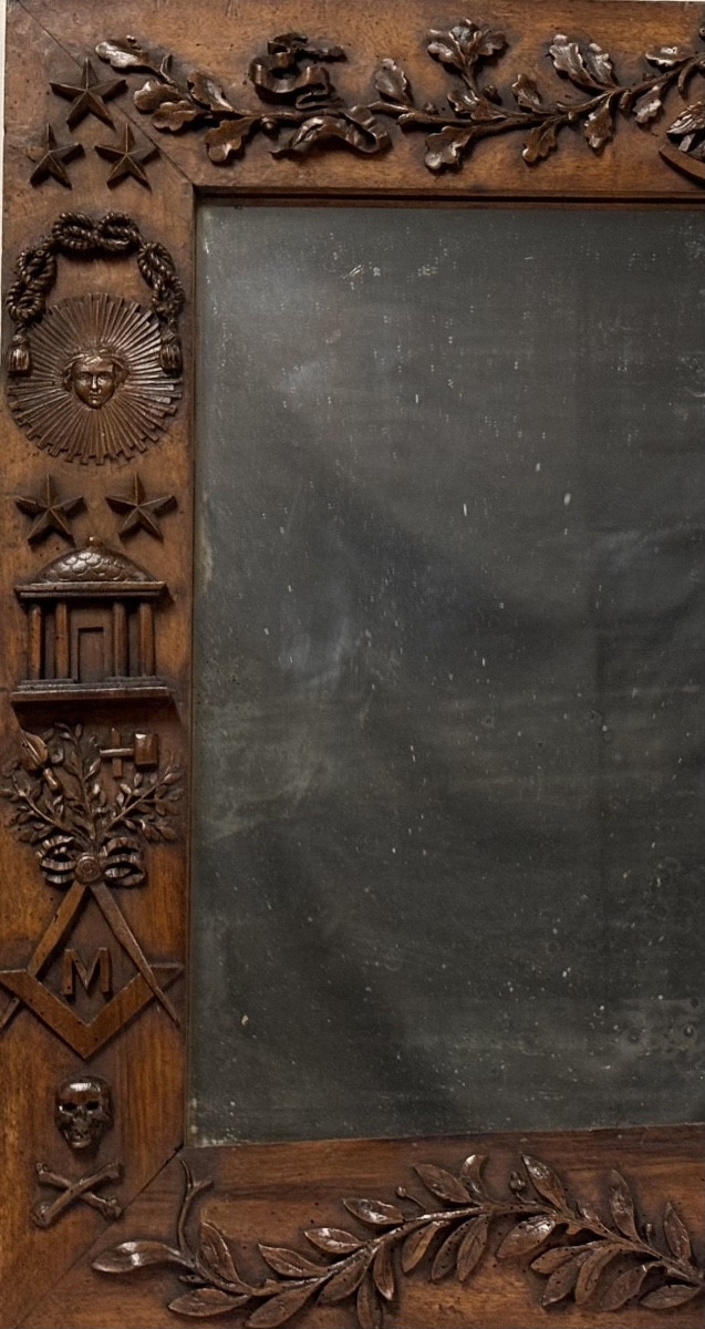 Miroir XIXème en bois de noyer richement sculpté d'attributs maçonniques-photo-4