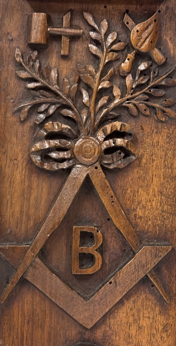 Miroir XIXème en bois de noyer richement sculpté d'attributs maçonniques-photo-2