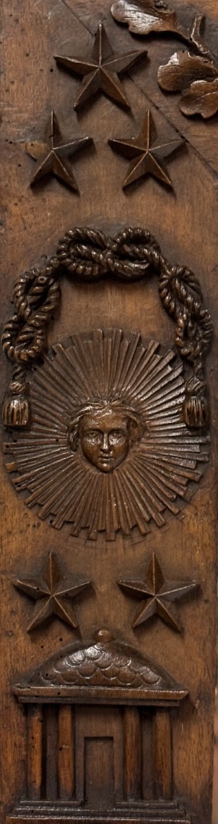 Miroir XIXème en bois de noyer richement sculpté d'attributs maçonniques-photo-3